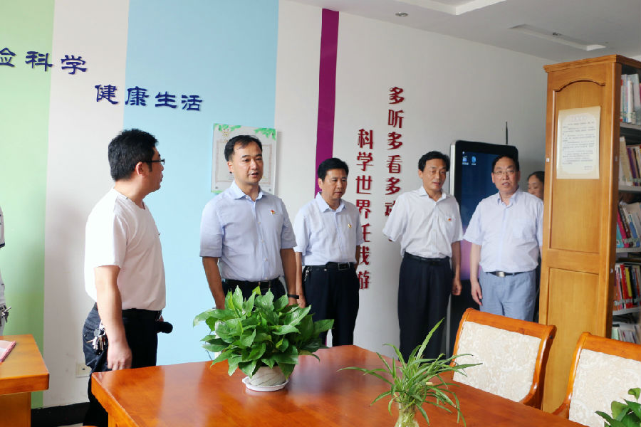 濮阳市市委书记何雄莅临建设办站前社区调研“双报到双服务”活动