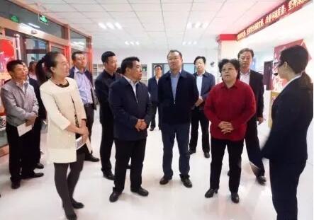 乌兰察布市市委副书记、市长艾丽华一行莅临集宁泉山街道察哈尔社区检查指导工作